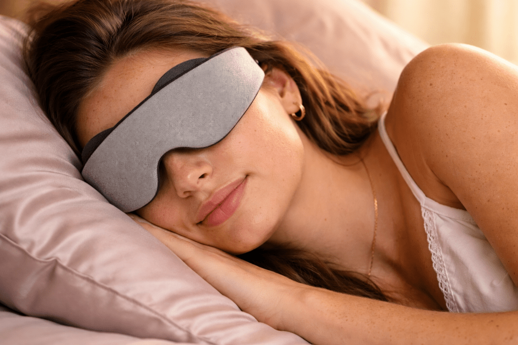 Femme dormant paisiblement avec le masque DreamLash 3D pour protéger ses extensions de cils